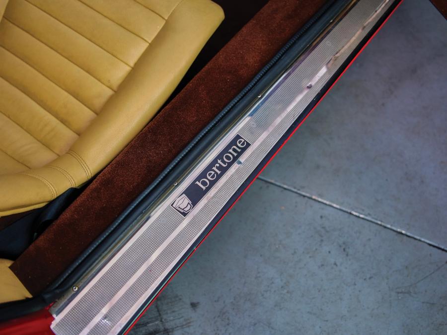 Детали интерьера Lamborghini Miura P400 SV (4974) 1971 года  (фото 5 из 42)